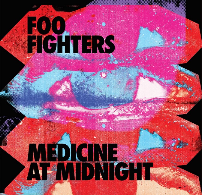 Auf dem Albumcover "Medicine At Midnight" von Foo Fighters sind verschiedene Rot-, Pink- und Blautöne zu sehen.
