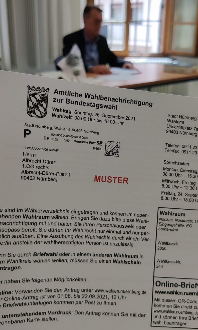 Das Foto zeigt die amtliche Wahlbenachrichtigung zur Bundestagswahl.