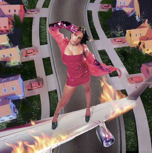 Das Albumcover "i used to think i could fly" von Tate McRae zeigt die Sängerin, wie sie auf einem brennenden Flugzeugflügel. Die Kameraperspektive ist von oben. Im Hintergrund sind Straßen, Wiesen, Autos und Häuser von oben zu sehen.