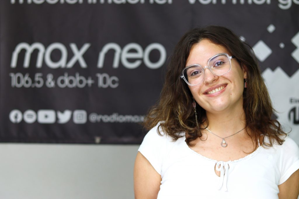 Das Foto zeigt Clara Ahrens im Porträt vor dem max neo Banner.