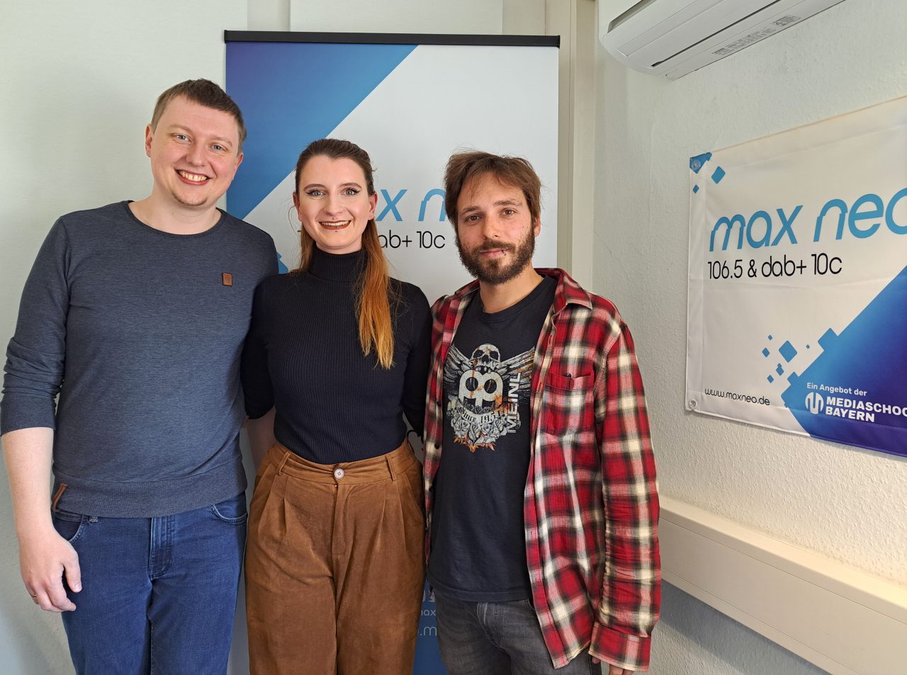 Das Foto zeigt Laura und Patrick von Of Men And Deer mit Moderator Moritz Bayer im max neo Sendestudio.