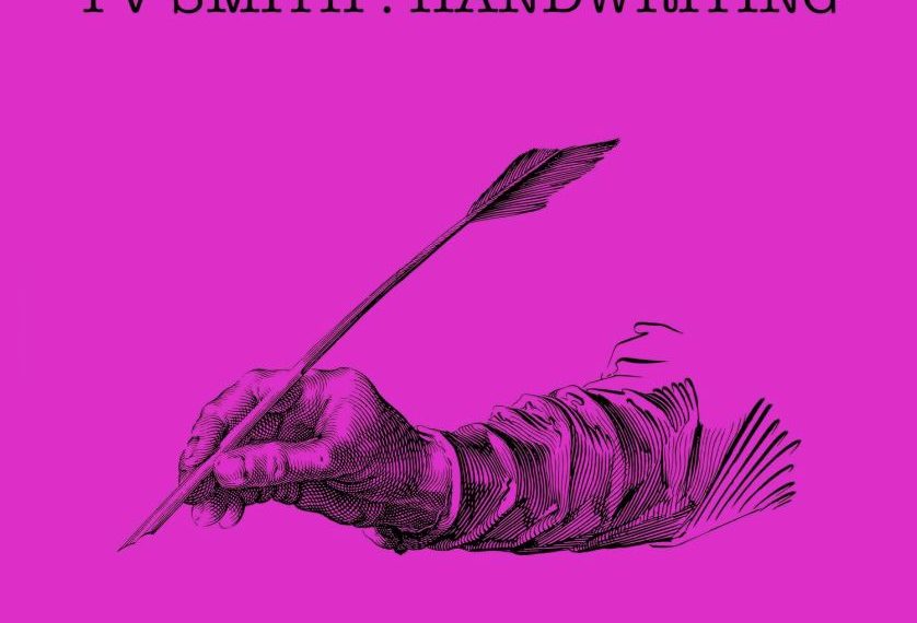 Das Albumcover "Handwriting" von TV Smith ist pink. In der Mitte ist eine schwarz gezeichnete Hand abgebildet, die eine Schreibfeder hält.