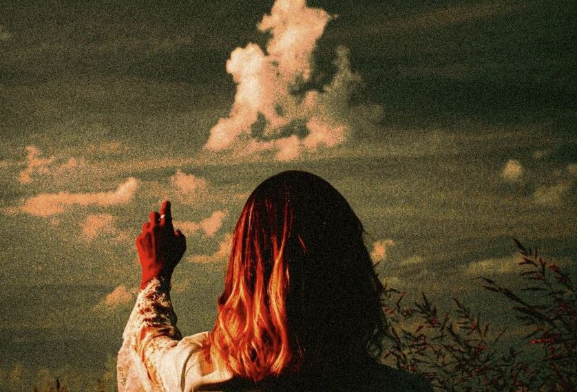 Das Albumcover "A Different Life" von Cold Years zeigt eine Person hinten. Im Hintergrund ist der wolkenverhangene Himmel zu sehen.