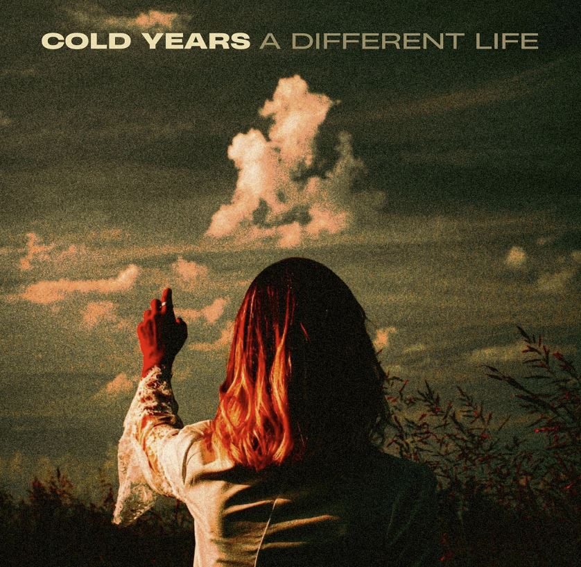 Das Albumcover "A Different Life" von Cold Years zeigt eine Person hinten. Im Hintergrund ist der wolkenverhangene Himmel zu sehen.