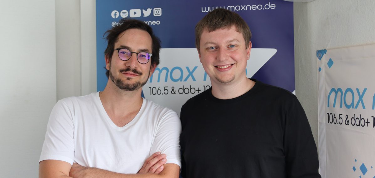 Das Foto zeigt Musiker Frieder Nagel mit Moderator Moritz Bayer.