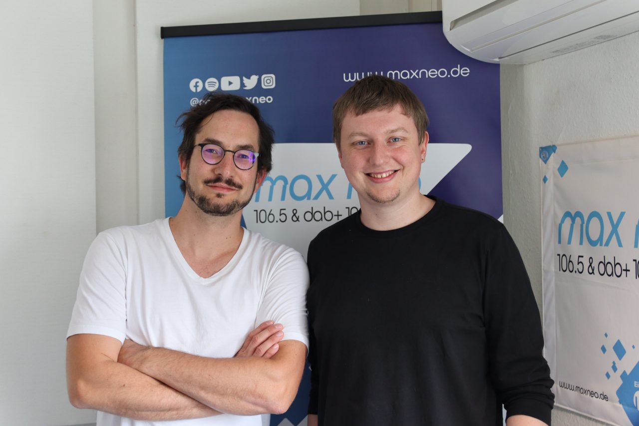 Das Foto zeigt Musiker Frieder Nagel mit Moderator Moritz Bayer.