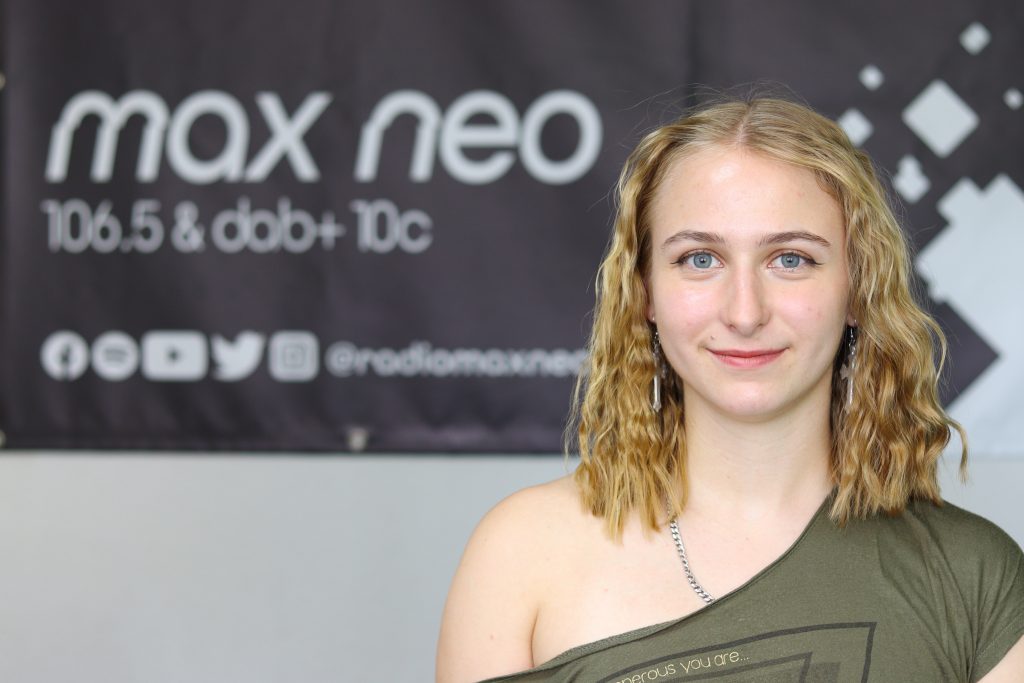 Das Foto zeigt Katharina Kraus im Porträt vor dem max neo Banner.