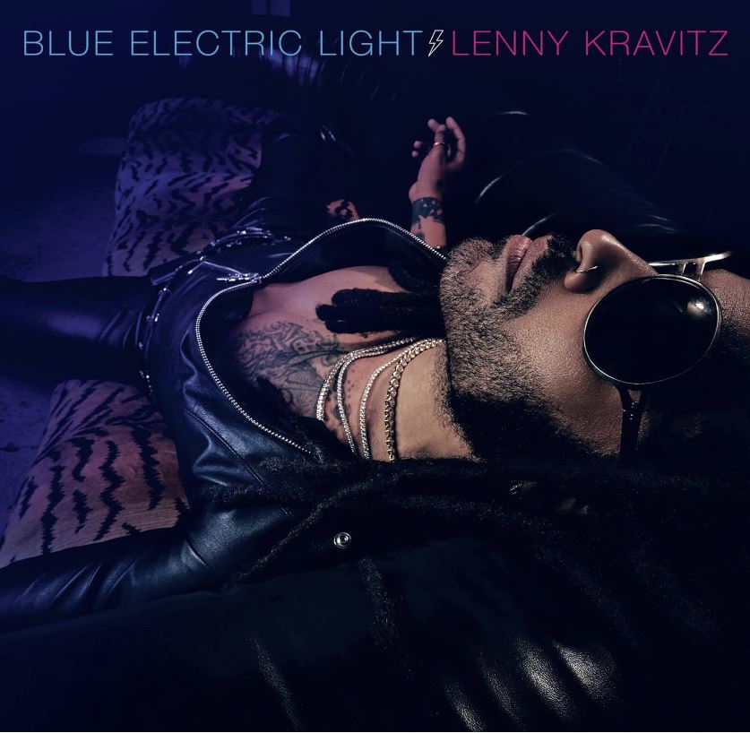 Das Albumcover "Blue Electric Light" von Lenny Kravitz zeigt den Musiker, wie er mit einer Sonnenbrille in der Dunkelheit am Boden liegt.