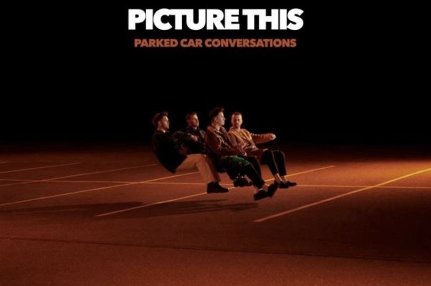 Das Albumcover "Parked Car Conversations" von Picture This zeigt die Band in der Luft schwebend auf einem Parkplatz bei Nacht.