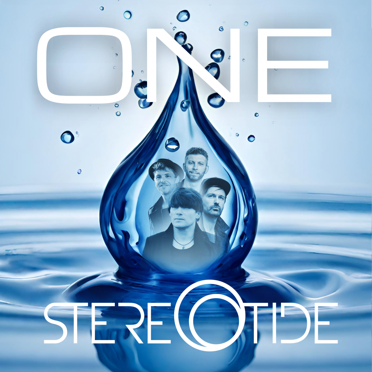 Das Albumcover "One" von Stereotide zeigt einen Tropfen, der auf das Wasser fällt. Im Wassertropfen sind die Gesichter der Band abgebildet.