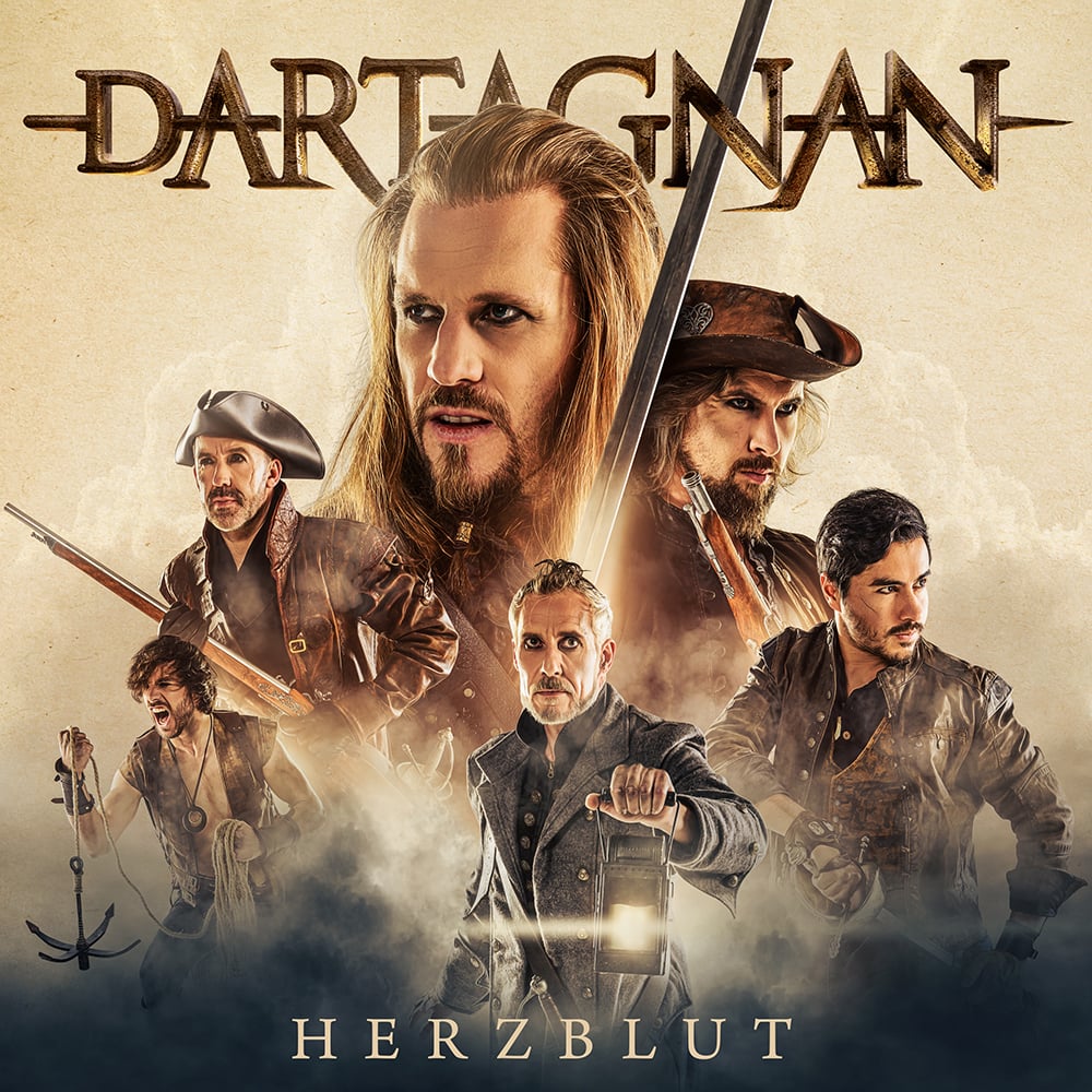 Das Albumcover "Herzblut" von Dartagnan zeigt die Band im Mittelaltersetting mit alten Waffen wie Schwertern und Gewehren, sowie einer Laterne