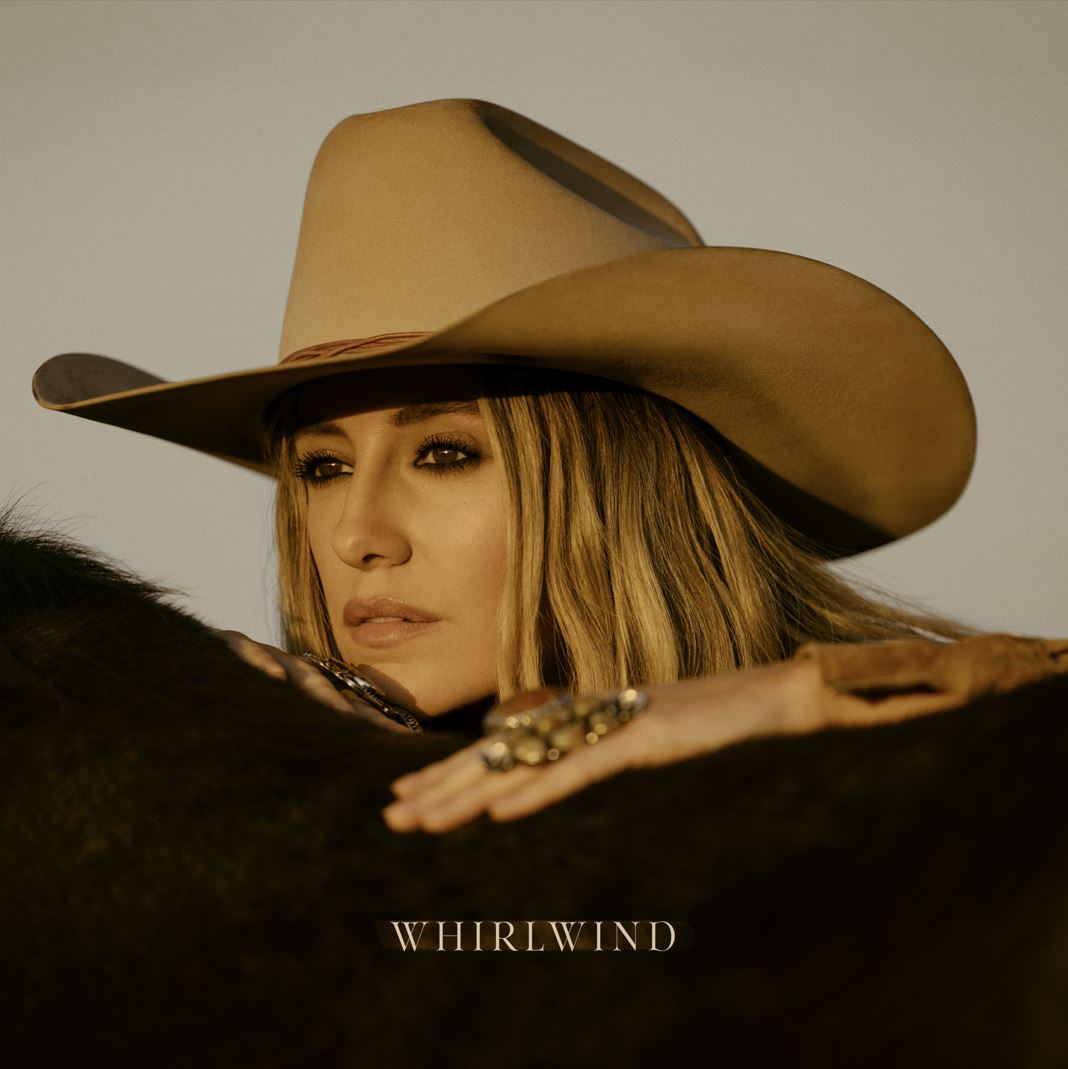 Das Albumcover "Whirlwind" von Lainey Wilson zeigt die Musikerin im Porträt, wie sie in die Ferne schaut.