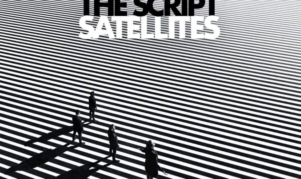 Das Albumcover "Satellites" von The Script ist schwarz-weiß gestreift. In der Mitte stehen die vier Bandmitglieder.