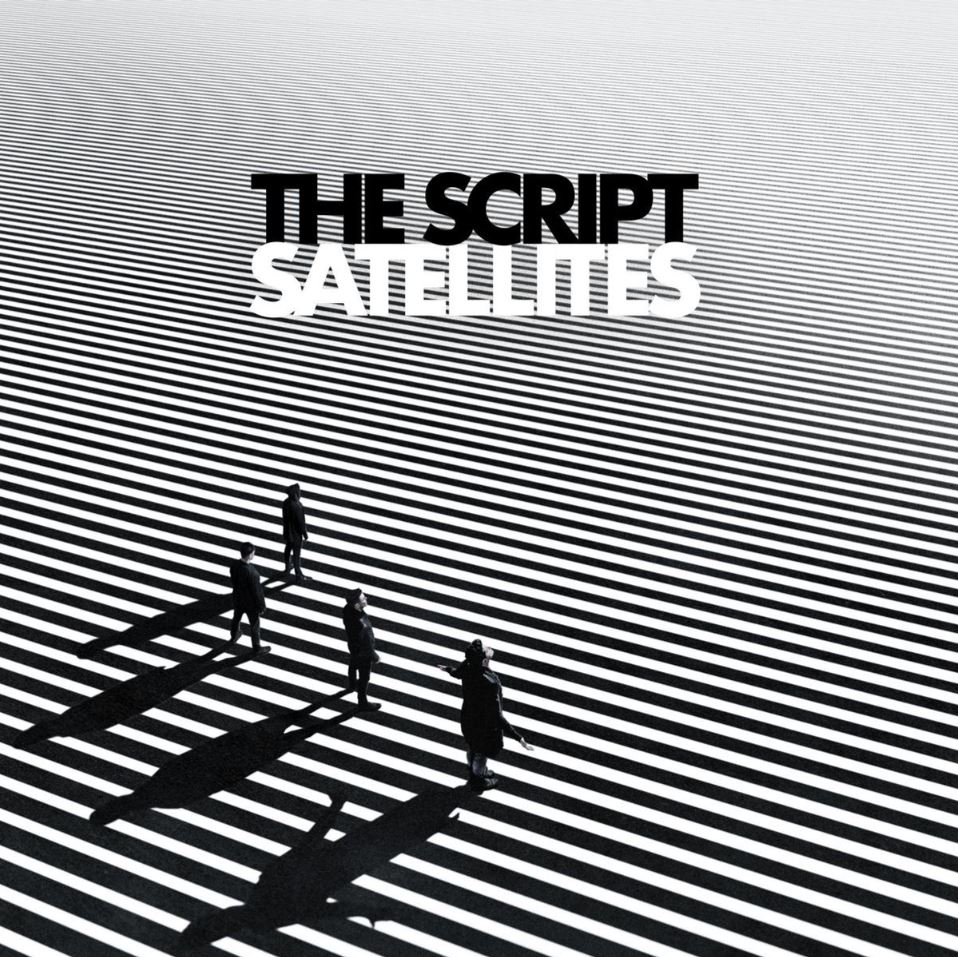 Das Albumcover "Satellites" von The Script ist schwarz-weiß gestreift. In der Mitte stehen die vier Bandmitglieder.