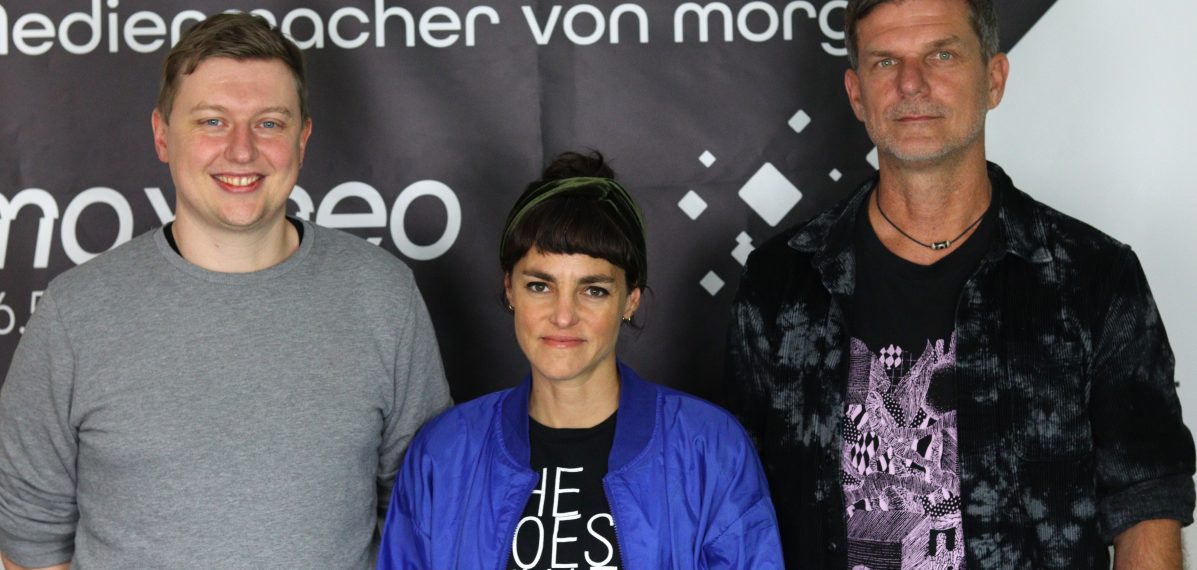 Das Foto zeigt Nora und Michael von der Band Apanorama mit Moderator Moritz Bayer.