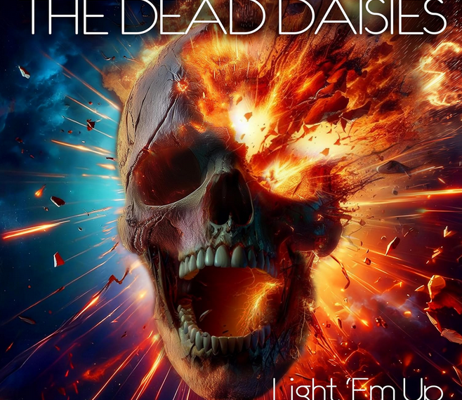 Das Albumcover "Light 'Em Up" von The Dead Daisies zeigt einen Totenkopf. Die linke Seite neben dem Totenkopf ist blau. Auf der anderen Seite strömen Flammen und Blitze aus dem Totenkopf.