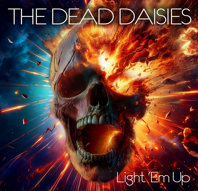 Das Albumcover "Light 'Em Up" von The Dead Daisies zeigt einen Totenkopf. Die linke Seite neben dem Totenkopf ist blau. Auf der anderen Seite strömen Flammen und Blitze aus dem Totenkopf.