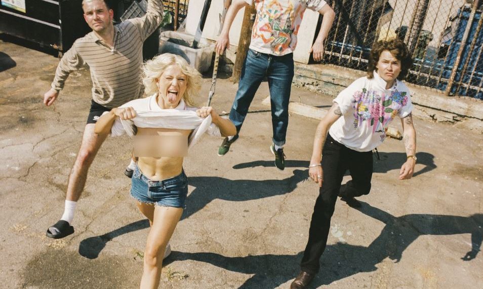 Das Albumcover "Cartoon Darkness" von Amyl and the Sniffers zeigt die Band, wie sie in die Luft hüpft. Frontfrau Amy Taylor zeigt dabei ihre Brüste, die aber zensiert sind.