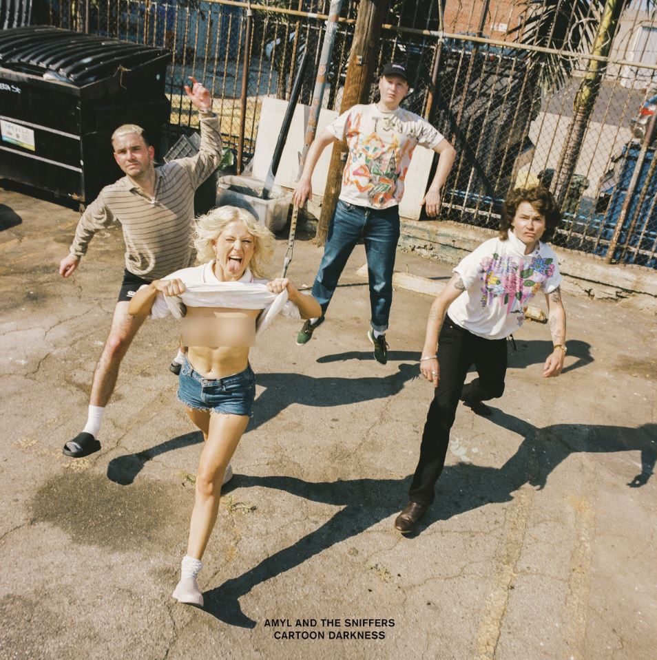 Das Albumcover "Cartoon Darkness" von Amyl and the Sniffers zeigt die Band, wie sie in die Luft hüpft. Frontfrau Amy Taylor zeigt dabei ihre Brüste, die aber zensiert sind.