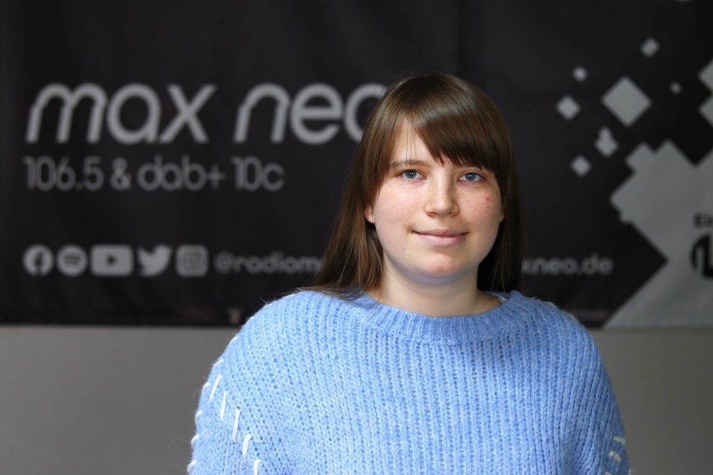 Das Foto zeigt Olena Ponomarenko im Porträt vor dem max neo Banner.