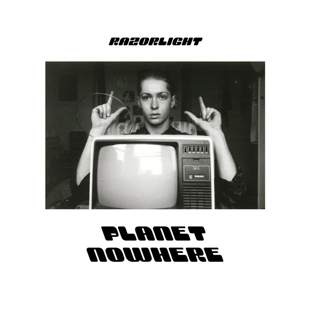 Das Albumcover "Planet Nowhere" von Razorlight ist weiß. In der Mitte ist ein Schwarz-Weiß-Foto zu sehen. Es zeigt einen jungen Mann, der hinter einem Röhrenfernseher sitzt.