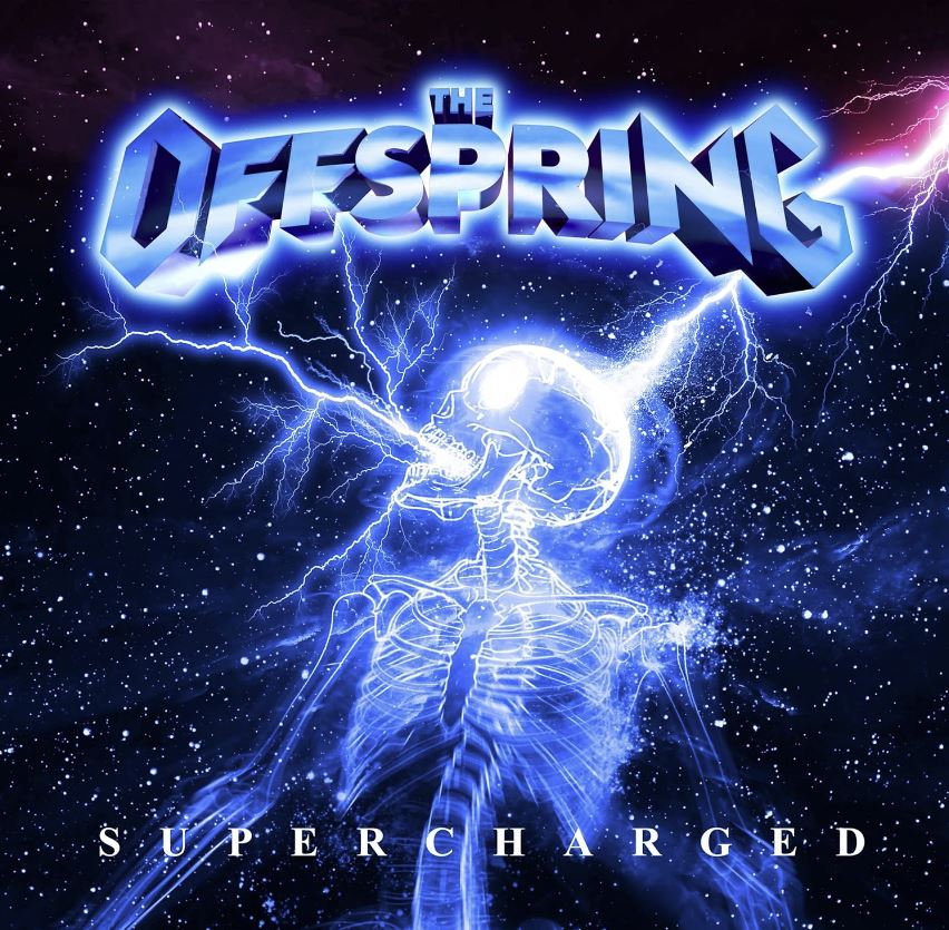 Das Albumcover "Supercharged" von The Offspring zeigt ein Skelett, das von mehreren Blitzen getroffen wird. Im Hintergrund ist ein Sternenhimmel zu sehen.