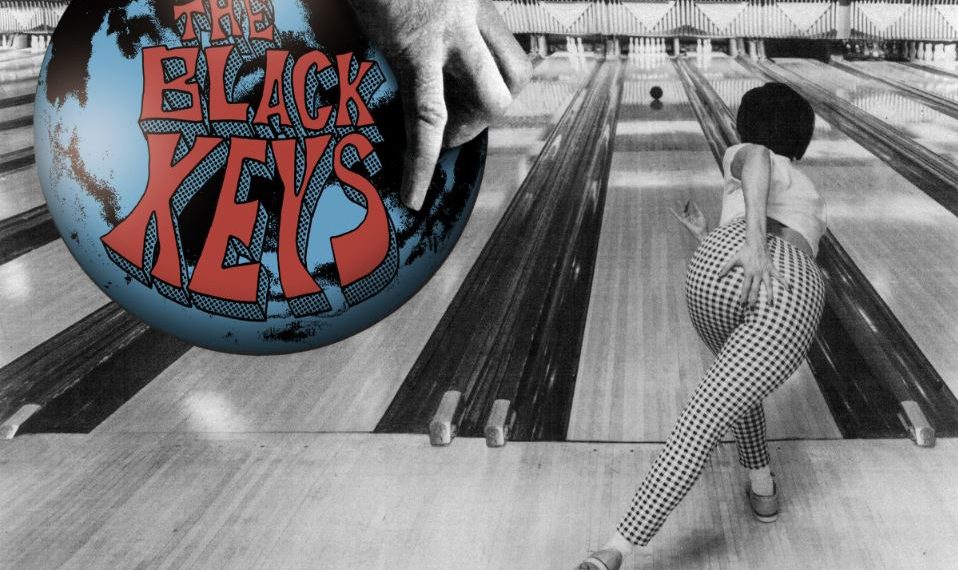 Das Albumcover "Ohio Players" von The Black Keys zeigt eine Frau von hinten, die Bowling spielt. Im Vordergrund ist eine Bowlingkugel zu sehen, die wie die Erde aussieht.