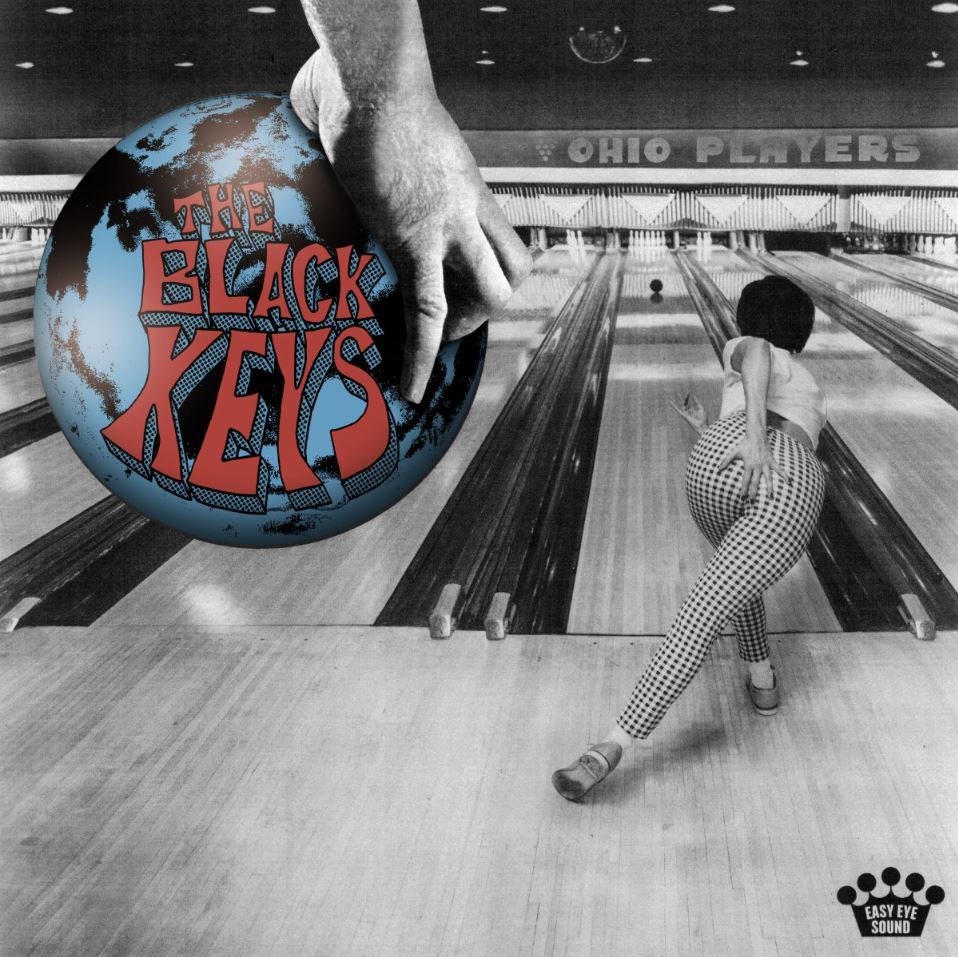 Das Albumcover "Ohio Players" von The Black Keys zeigt eine Frau von hinten, die Bowling spielt. Im Vordergrund ist eine Bowlingkugel zu sehen, die wie die Erde aussieht.