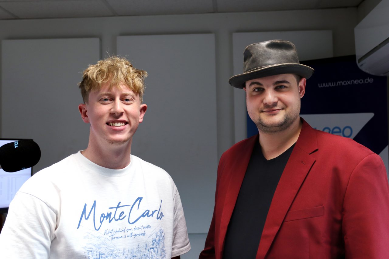 Das Foto zeigt Klinikel-Musiker Adrian Kontri und Moderator Tobi im max neo Studio.