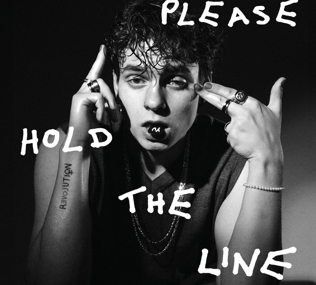 Das Albumcover "Please Hold The Line" von Yu zeigt den Musiker im Schwarz-Weiß-Porträt.