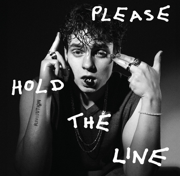 Das Albumcover "Please Hold The Line" von Yu zeigt den Musiker im Schwarz-Weiß-Porträt.