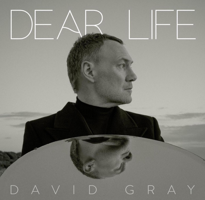 Das Albumcover "Dear Life" von David Gray zeigt den Musiker im Porträt, wie er zur Seite schaut.